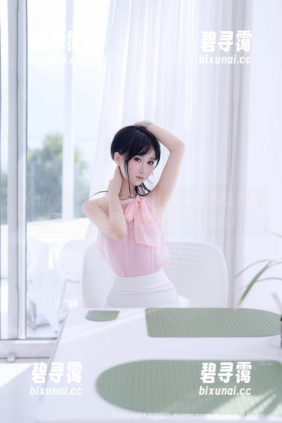 Xiuren秀人网 - 在Elise谭晓彤的美足迷雾中：美图与墙壁的绝妙结合！
