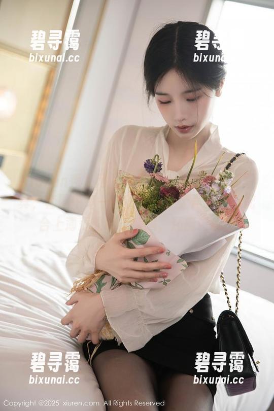 Xiuren秀人网 - 拾起是小逗逗的网袜写真，套图中每一帧都是一首无声的诗，配合上薄薄的喧嚣，嘿，还挺好玩！