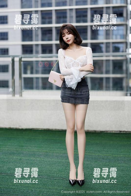 Xiuren秀人网 - 王馨瑶Yanni在田野里：看，她的奶牛写真放飞自我了！