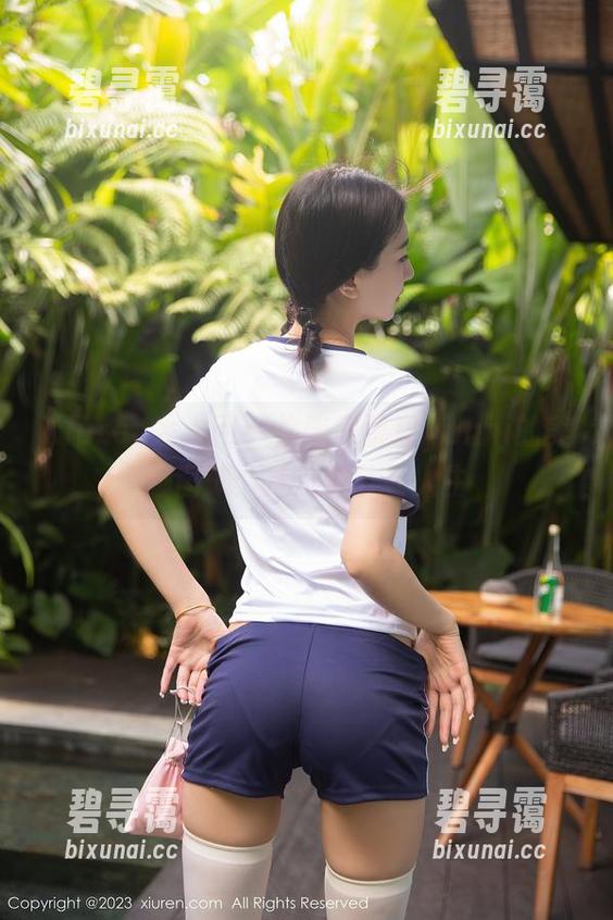 Xiuren秀人网 - 偷瞄王馨瑶yanni的美脚图册：透过细节看人生