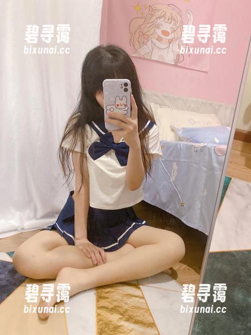 usejan蓝蓝穿着白色连帽衫的美图，真是心动的更新，不知道她从哪找的灵感！