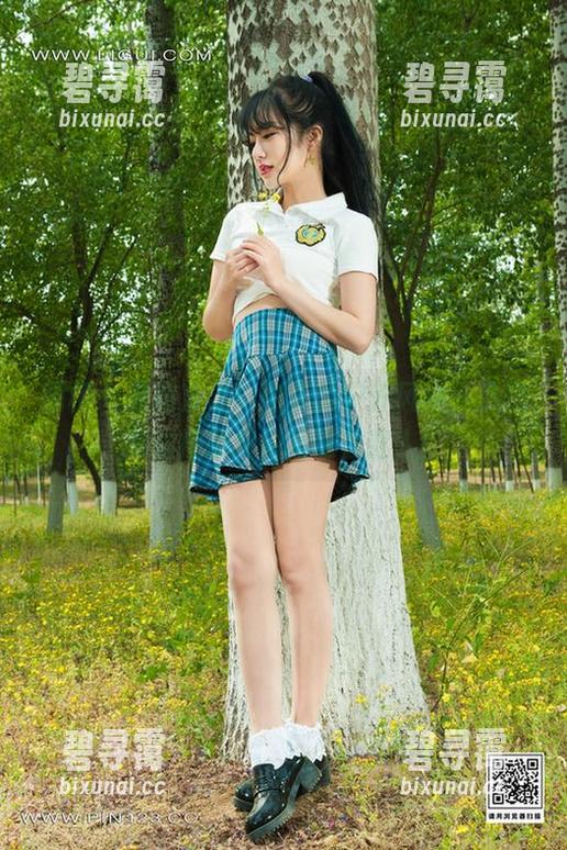 丽柜 - 原图直击！由美的户外风格，没想到能把草坪拍得这么迷人！