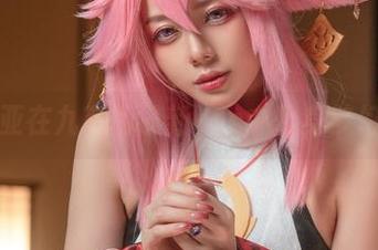 艾米莉亚在九言的最新cos中化身梦幻女神！