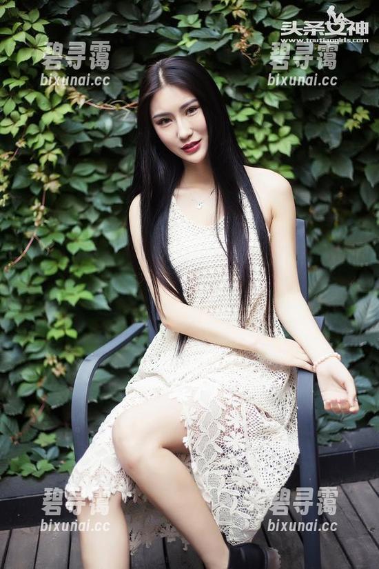 头条女神 - 幻雪儿学妹”原图，感觉她的每个角度都在说：“来，撮一张吧！