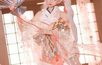 短裤与奶狮不咬人的奇妙旅程：这位博主COS的瞬间，你肯定想下载！