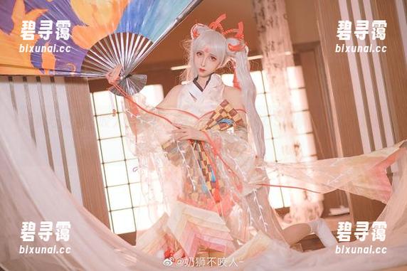 短裤与奶狮不咬人的奇妙旅程：这位博主COS的瞬间，你肯定想下载！
