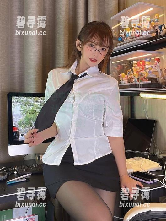 微密圈 - 图包中的吊带黑丝：张思允nice时尚穿搭，让我忍不住想模仿又怕暴露年龄！