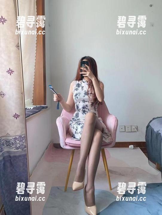 微密圈 - 提袜少女的写真，裸足光影之间，仿佛藏着无限的故事。