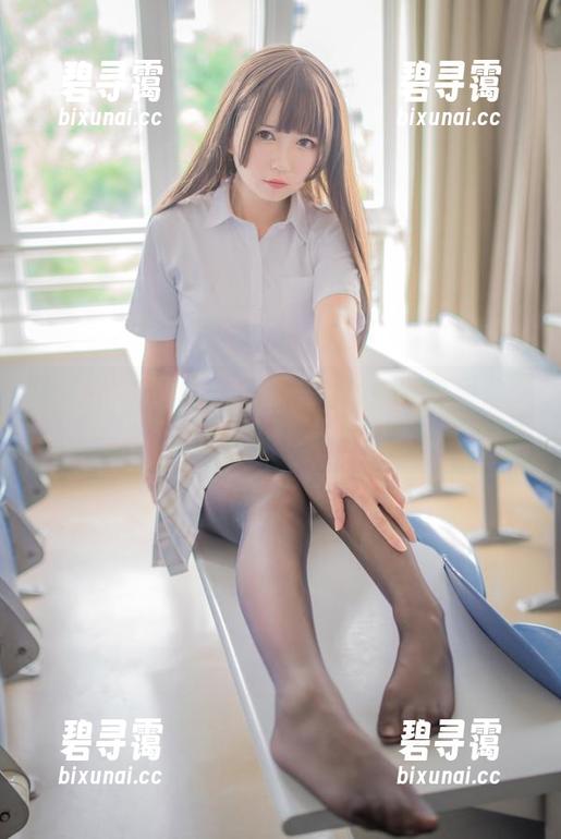 白金Saki为你献上五更琉璃校服福利，随手一拍就是美图！