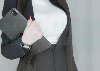 白银81的天使姿态，最新美图给你带来清新的视觉香气，透着点小调皮
