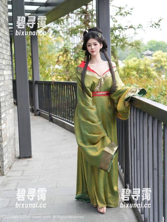 秀人网-伍晓丽Shirley 秀人网 - 伍晓丽Shirley与她的五光十色制服图集:作品背后的小调皮