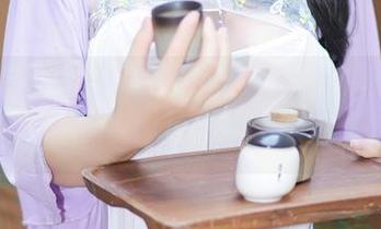 秀人网 – 呆呆的瑞bb的泳池物语：来看看她的作品集分享吧