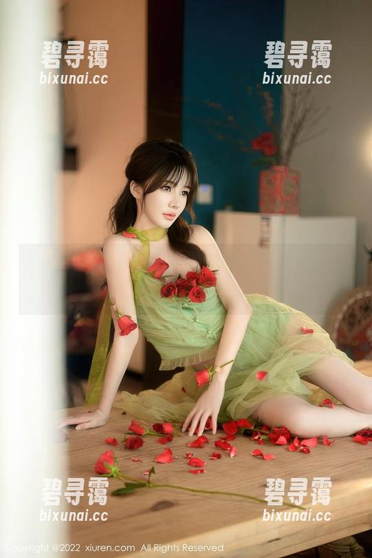 秀人网 - 看！张美荧穿比基尼的写真，简直是阳光下的调皮捣蛋鬼！