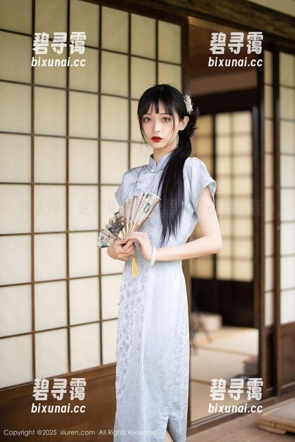 秀人网 - 定制璀灿的短裙，作品里藏着小秘密！