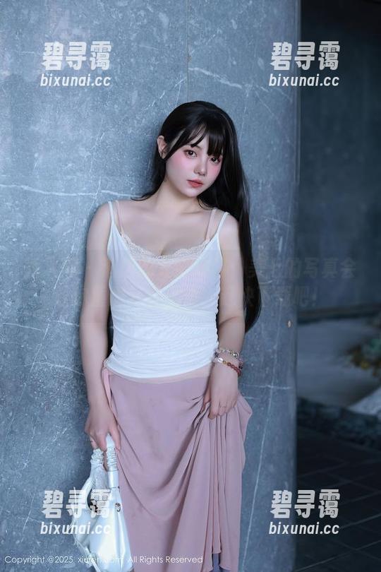 秀人网-美七 秀人网 - 酒店的光影故事:美七的写真会让你重思经典剧情,赶快下载吧!