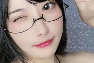 糖果果Candy的高清写真，在黑胶兔兔的世界里甜蜜转圈圈
