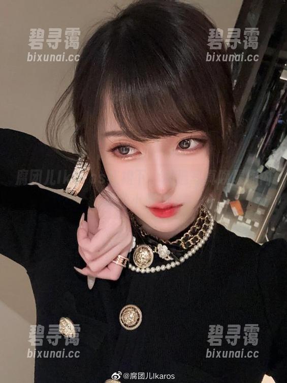 腐团儿Ikaros红裙下，精选写真唤醒你内心的小歹徒。