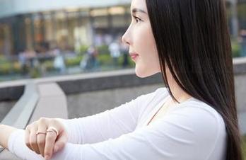 蜜桃社 – 最新！冰露的女友套图，光影下的温柔感觉，心都要化了。