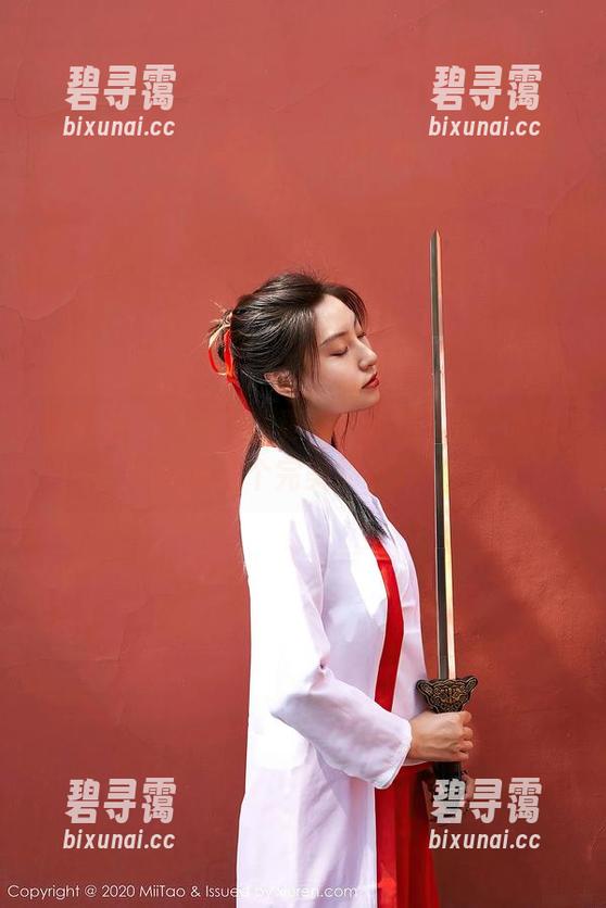蜜桃社 - 礼服下的真希：私拍资源，快来瞧瞧这个完美的身影！