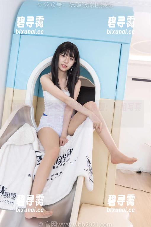 袜啵啵 - 在长靴里找到甜甜圈：一组写真套图的有趣碰撞！