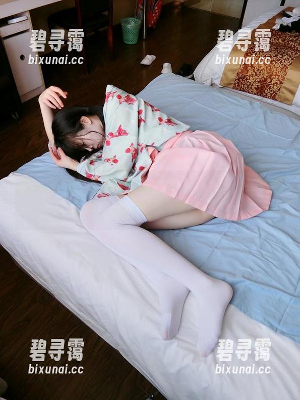 精选图片：西尔酱的户外JK白丝，清风拂过，没道理不爱呀！