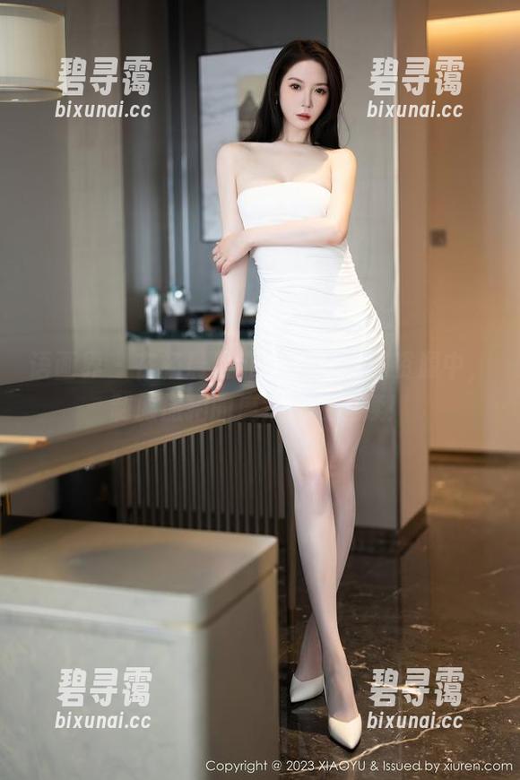 语画界 - 在杨晨晨sugar的原图资源中，制服旅拍的魔法还在延续！