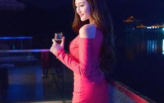 青豆客 – 修女风情尽显：娜依灵儿的写真集，原图让人心跳加速！