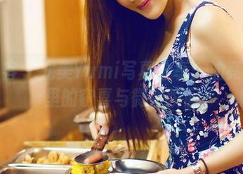 青豆客 – 尤美Yumi写真分享：油亮气质里的窃喜与微妙瞬间