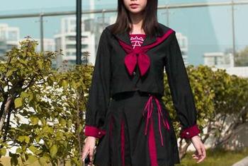 魔镜街拍 – 新鲜出炉！婷婷与她的白色吊带连衣裙，黑丝美腿看了让人心跳加速。
