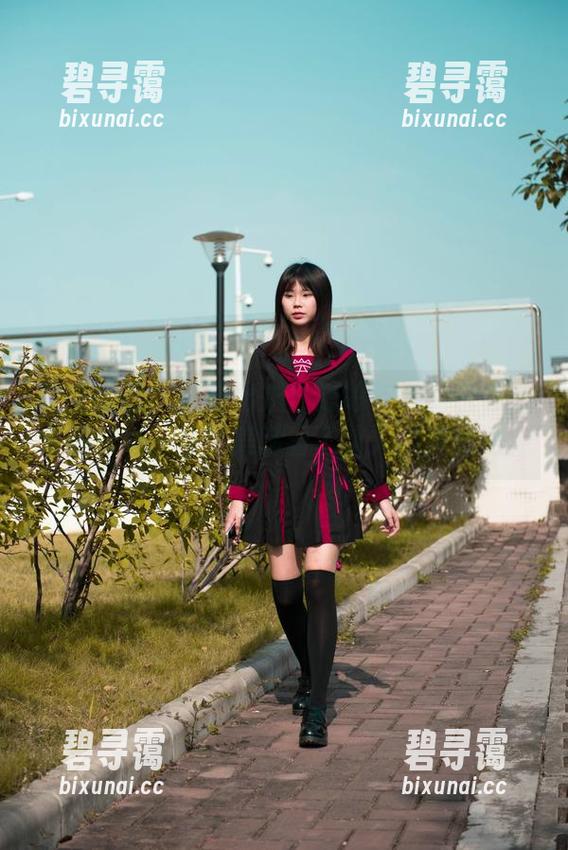 魔镜街拍 - 新鲜出炉！婷婷与她的白色吊带连衣裙，黑丝美腿看了让人心跳加速。
