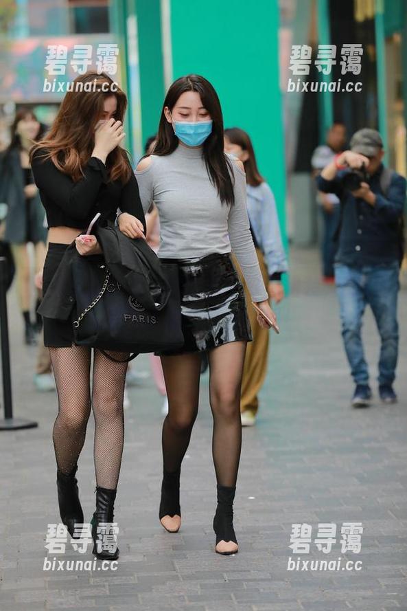魔镜街拍归来：都市丽人白色裙装，高清美图带你飞跃时尚界！