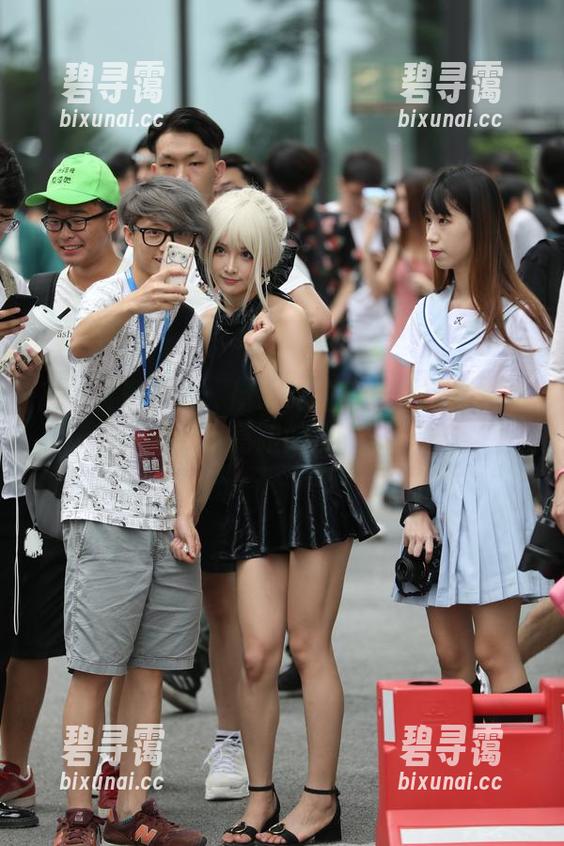 高清资源揭秘：魔镜街拍黑色包臀裙小姐姐，细跟小高跟的优雅与傲娇。